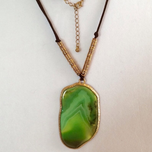 Green agate slice pendant on gold-tone black necklace - Picture 6 of 6